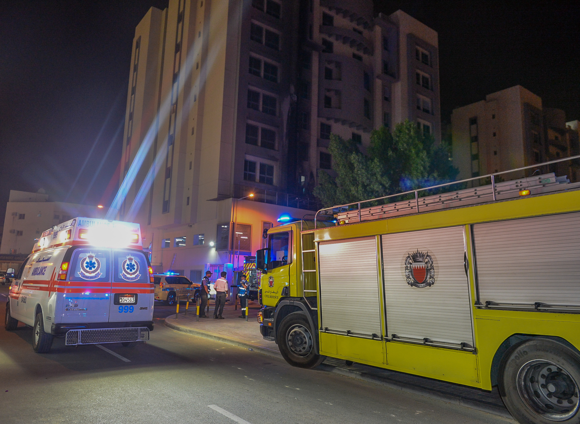 انقاذ 16 شخصا ممن حاصرهم الدخان الكثيف .... الدفاع المدني يخمد حريقاً بشقة سكنية في الحجيات أسفر عن وفاة شاب من ذوي الاحتياجات الخاصة ووالدته<